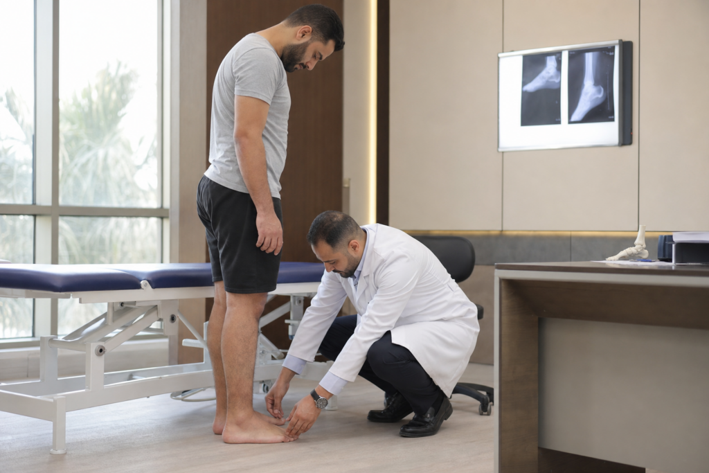 القدم المسطحة عند الكبار: متى تسبب ألم الركبة والظهر ومتى تحتاج إلى علاج متخصص؟ 2 فحص القدم المسطحة عند الكبار داخل عيادة عظام