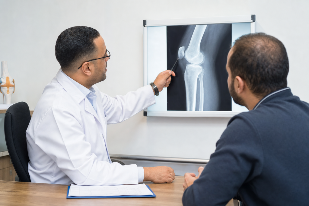 كسر صابونة الركبة: الأعراض والعلاج ومتى تحتاج إلى جراحة؟ 2 مركز د.ماهر القمحاوي لجراحة العظام والمفاصل كسر صابونة الركبة: الأعراض والعلاج ومتى تحتاج إلى جراحة؟